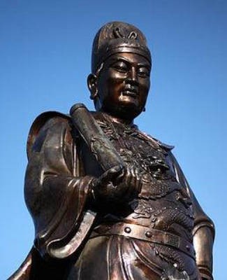 Socha stojící v parku Čeng Chea, ve městě Kunming (昆明), v provincii Jün-nan. Foto: neznámý.